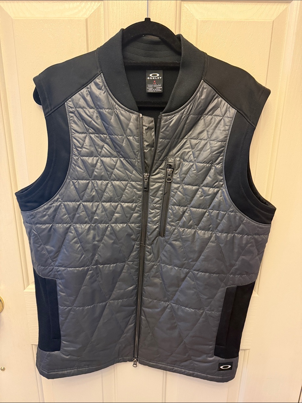 Oakley Men’s Quilted Gray and Black Zip-Front Vest